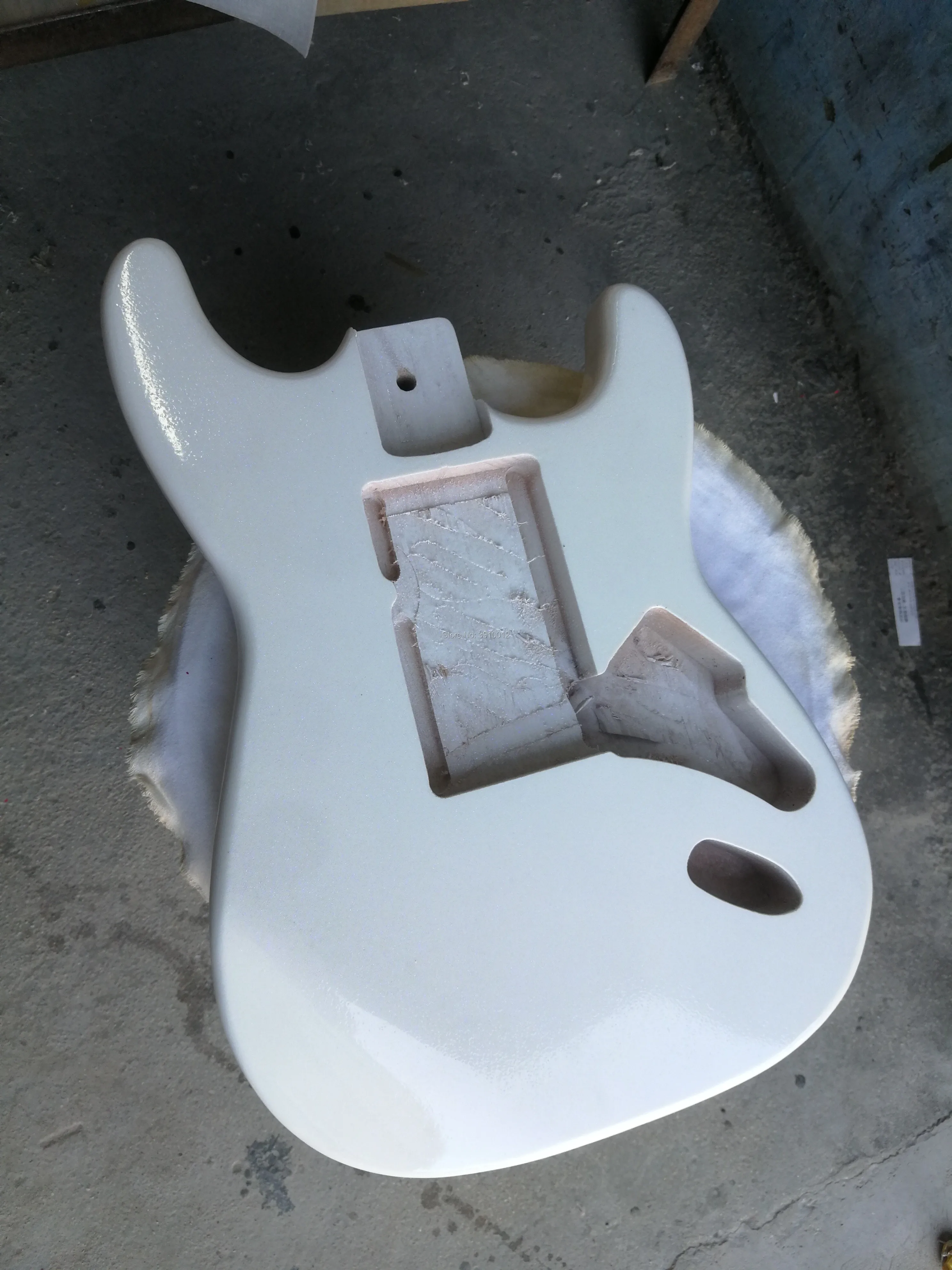 custom solid Chl San Dimas guitars ST electric guitar Alder Body Pearlescent White Paint
custom solid Chl San Dimas guitars ST electric guitar Alder Body Pearlescent White Paint