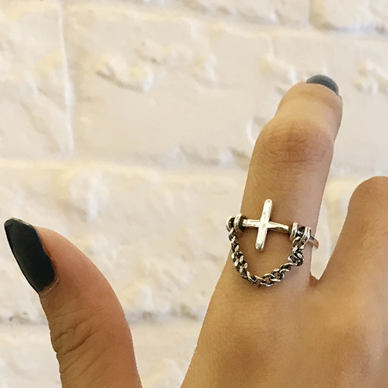 2019 New Punk Wind Gothic Rock Band Exaggerated Rings Retro Cross Chain Open Rings For Women Adjustable Trend Jewelry Gifts F558
2019 New Punk Wind Gothic Rock Band Exaggerated Rings Retro Cross Chain Open Rings For Women Adjustable Trend Jewelry Gifts F558