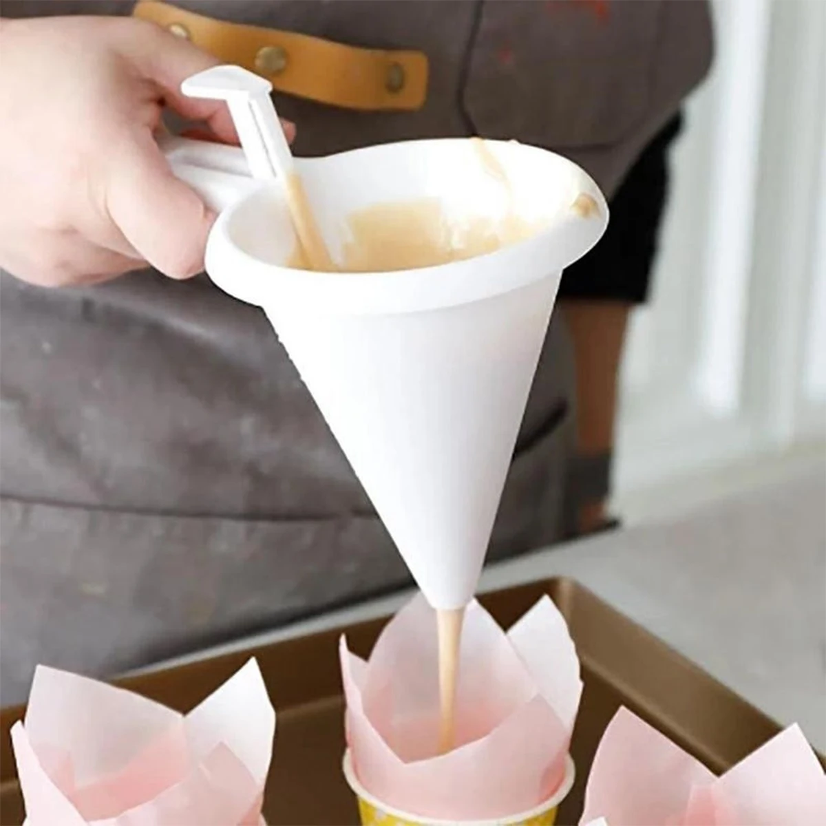 Plastic Batter Funnel Handheld Chocolate Funnels Practical Batter Dispenser for Cream, Batter, Candy Melt and Chocolate
Plastic Batter Funnel Handheld Chocolate Funnels Practical Batter Dispenser for Cream, Batter, Candy Melt and Chocolate