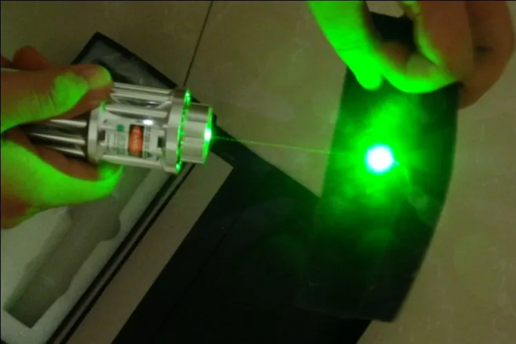 Strongest Powerful green laser pointers 500W 5000000m 532nm Lazer Flashlight Burning Match/dry wood/black/cigarettes+5 caps
Strongest Powerful green laser pointers 500W 5000000m 532nm Lazer Flashlight Burning Match/dry wood/black/cigarettes+5 caps