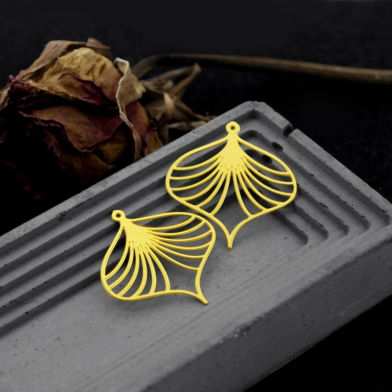 Handmade Jewelry Making Supplies Pendant Laser Cut Metal Heart Leaf Raw Brass Charm Findings For DIY Necklace Earrings RD562 4
Handmade Jewelry Making Supplies Pendant Laser Cut Metal Heart Leaf Raw Brass Charm Findings For DIY Necklace Earrings RD562 4