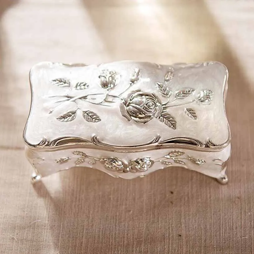Vintage Jewellery Case Elegant Jewelry Box White Enamel Zinc-alloy Metal Trinket Box Flower Carved Toothpick storage gift
Vintage Jewellery Case Elegant Jewelry Box White Enamel Zinc-alloy Metal Trinket Box Flower Carved Toothpick storage gift