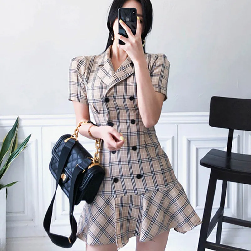 Women summer new wear korean temperament plaid with notched neck double-breasted natural sexy & club mini trumpet dress
Women summer new wear korean temperament plaid with notched neck double-breasted natural sexy & club mini trumpet dress
