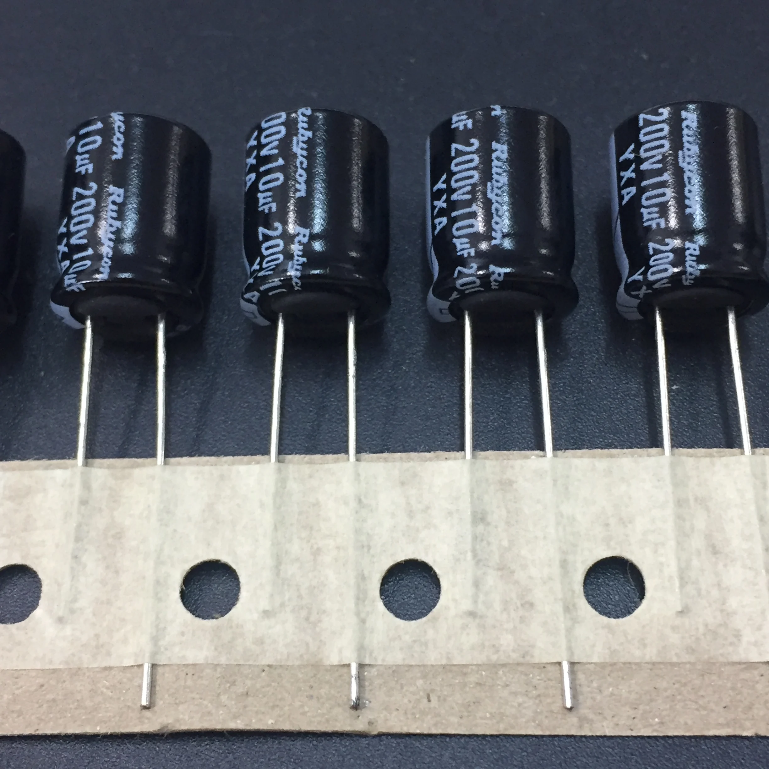5pcs/50pcs 10uF 200V RUBYCON YXA Series 10x12.5mm 200V10uF Aluminum Electrolytic Capacitor
5pcs/50pcs 10uF 200V RUBYCON YXA Series 10x12.5mm 200V10uF Aluminum Electrolytic Capacitor