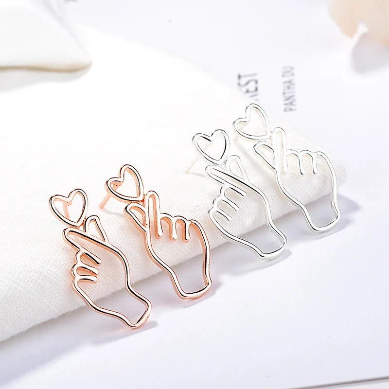 New Hollow Finger Heart Earring Love Hand Gesture Stud Earrings for Women Rose Gold Silver Color Cute Charm Jewelry Bijoux Femme
New Hollow Finger Heart Earring Love Hand Gesture Stud Earrings for Women Rose Gold Silver Color Cute Charm Jewelry Bijoux Femme