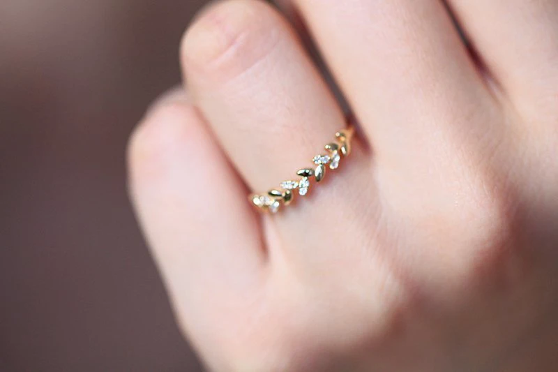 18K Gold Rice, wheat, and moon shape Ring Female Leaf Diamond Ring Fresh and Simple Shredded Diamond Elegant and charming Ring
18K Gold Rice, wheat, and moon shape Ring Female Leaf Diamond Ring Fresh and Simple Shredded Diamond Elegant and charming Ring