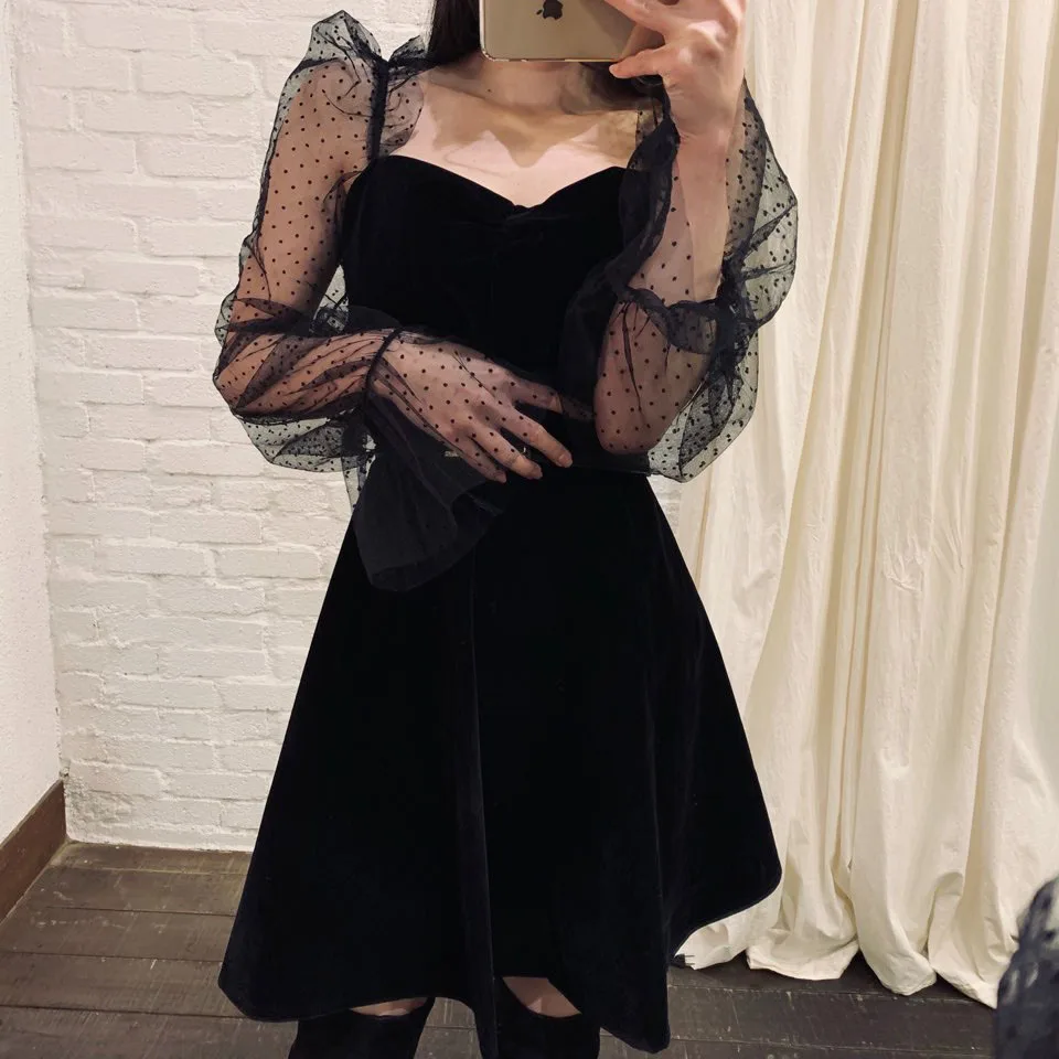 2019 Autumn and winter long lantern sleeve polka dot mesh patchwork velvet New Year party shirts female v-neck sexy blouses nice
2019 Autumn and winter long lantern sleeve polka dot mesh patchwork velvet New Year party shirts female v-neck sexy blouses nice