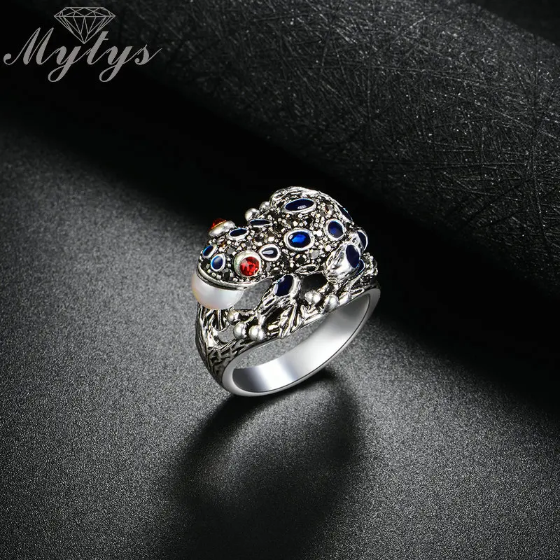 Mytys Frog Cute Animal Ring Retro Black Crystal Cocktail Party Rings for Women Vintage Ring New Design Statement Jewelry R1868
Mytys Frog Cute Animal Ring Retro Black Crystal Cocktail Party Rings for Women Vintage Ring New Design Statement Jewelry R1868