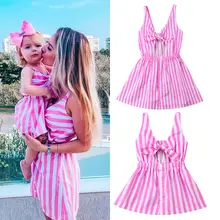 El vestido de niña es muy bonito y ajustable únicamente que la talla es más pequeña ya que la talla de 1año es muy pequeña pero el vestido es hermoso