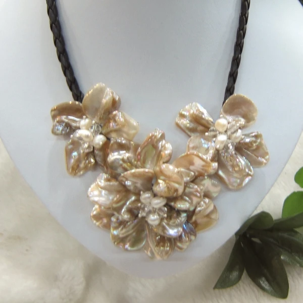 Classical Natural color mother of pearl shell baroque Pearl Shell flower necklaces
Classical Natural color mother of pearl shell baroque Pearl Shell flower necklaces
