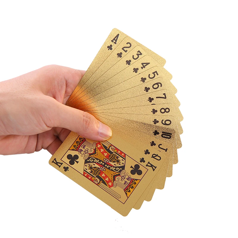 Пластиковые игральные карты упакованы в подарочную деревянную коробку