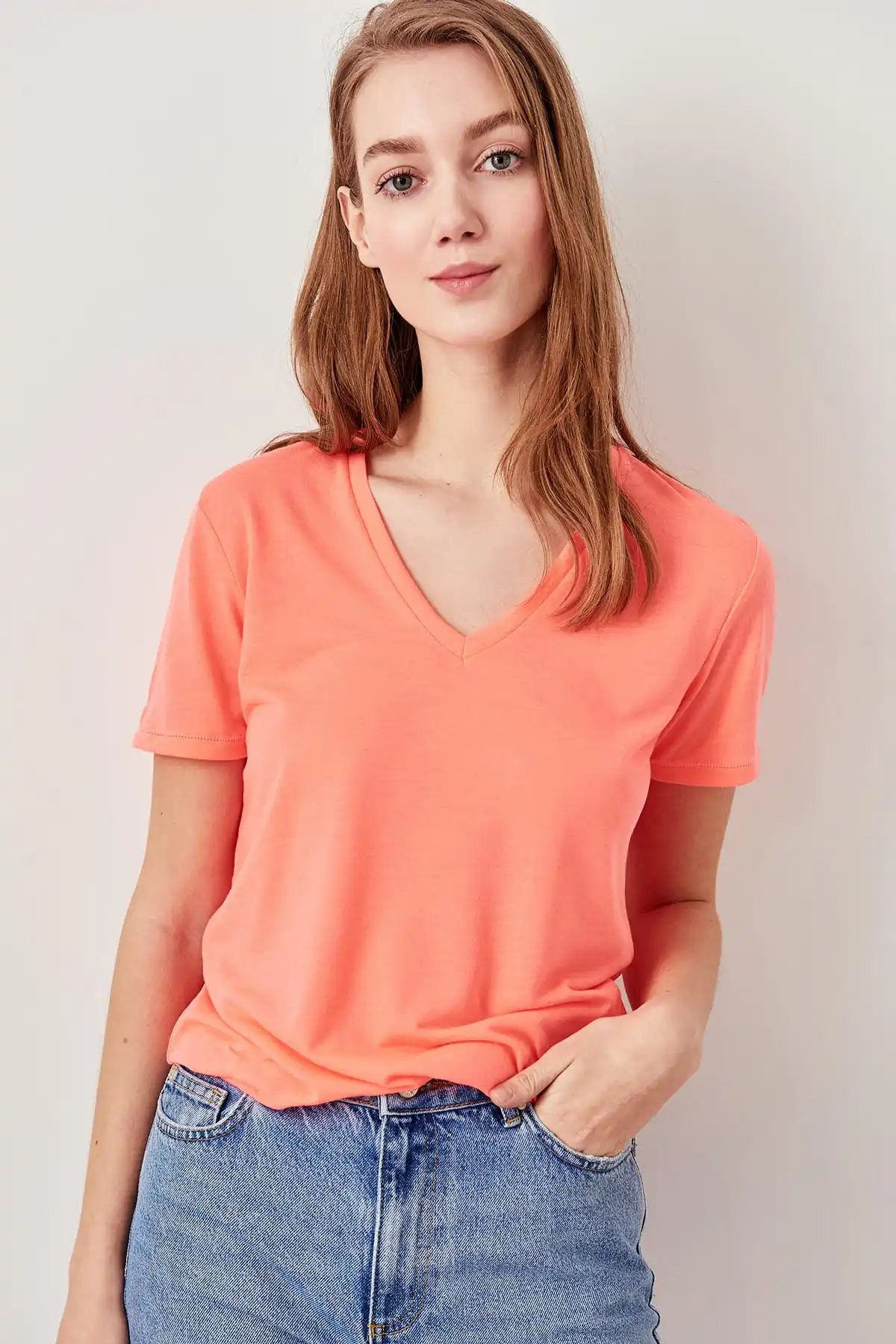Фото Trendyol розовые неоновые трикотажные футболки с v-образным вырезом TWOSS19YN0108 | Женская