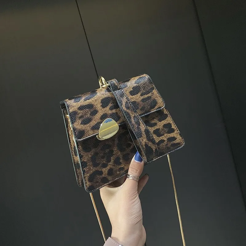 European Fashion Wristlets Tote Bags For Women 2019 New PU Leather Leopard Black White Purses Chains Shoulder Crossbody Bags
European Fashion Wristlets Tote Bags For Women 2019 New PU Leather Leopard Black White Purses Chains Shoulder Crossbody Bags
