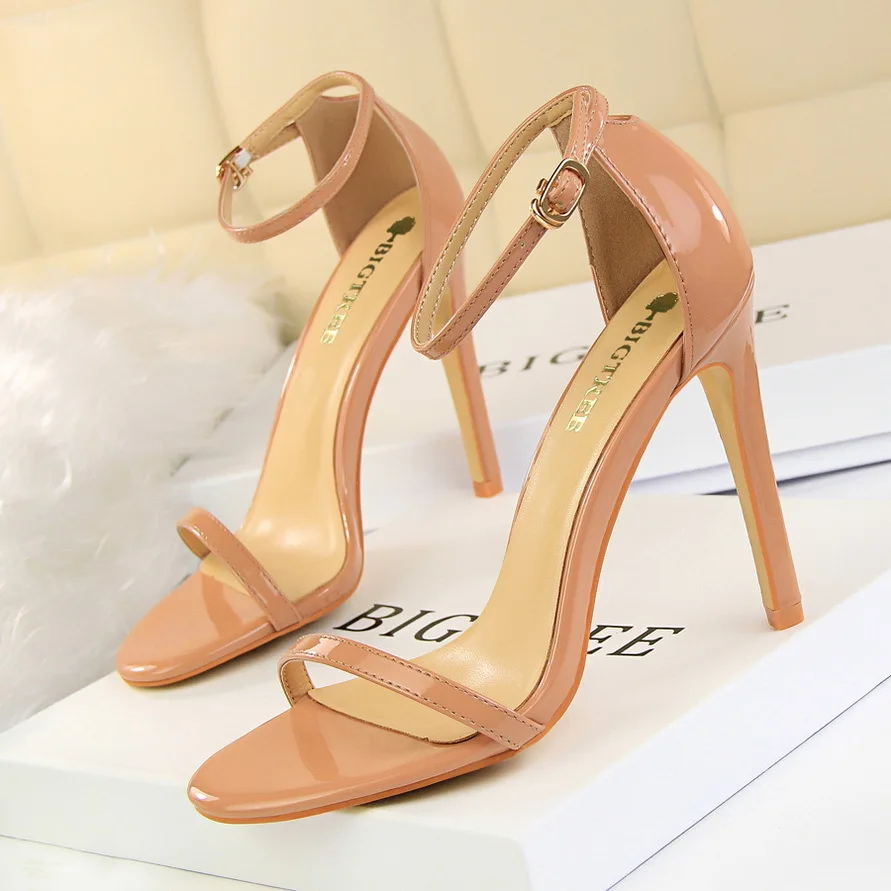 Super High With Patent Leather Toe Sandals Sexy Nightclub Woman High-heeled Shoes
Super High With Patent Leather Toe Sandals Sexy Nightclub Woman High-heeled Shoes