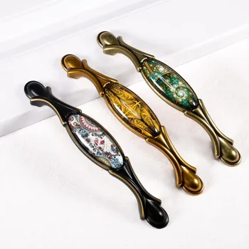 Retro Furniture Handle Elegant Vintage Bronze Kitchen Cabinet Knobs And Handles Wardrobe Cupboard Door Handle Closet Drawer Pull
Retro Furniture Handle Elegant Vintage Bronze Kitchen Cabinet Knobs And Handles Wardrobe Cupboard Door Handle Closet Drawer Pull