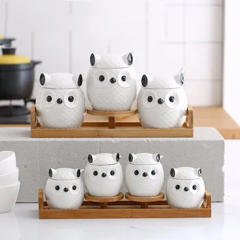 Creative ceramic kitchen seasoning jar set ceramic cumin salt cans three-piece Cute owl seal tea can sugar bowl with wooden tray
Creative ceramic kitchen seasoning jar set ceramic cumin salt cans three-piece Cute owl seal tea can sugar bowl with wooden tray