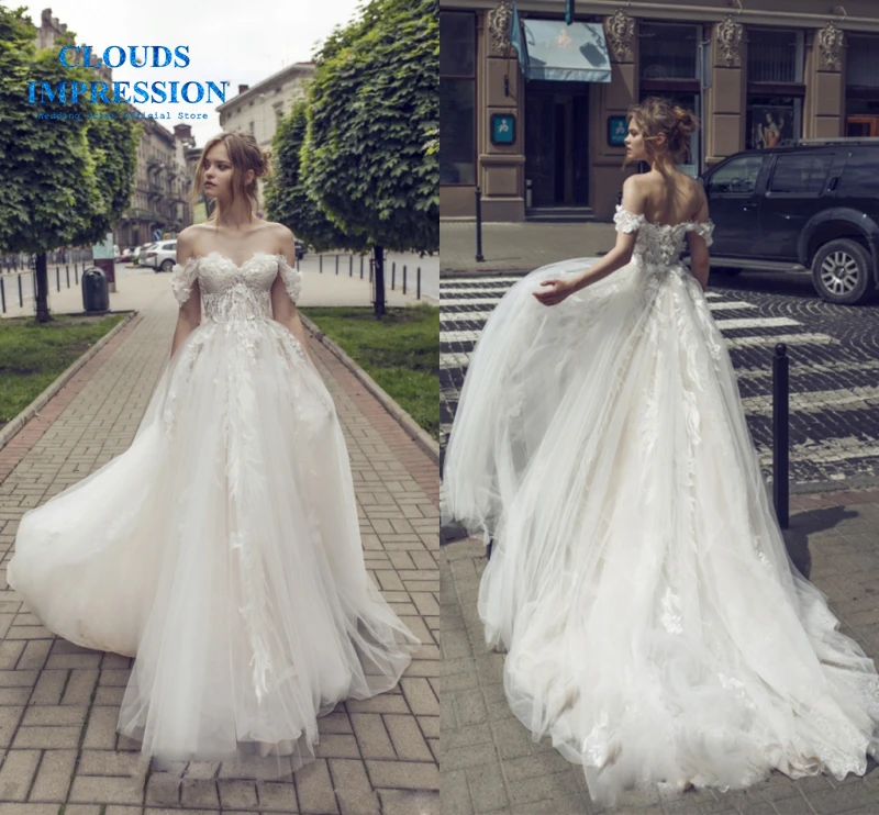 CLOUDS IMPRESSION Romantic 2019 A Line BOHO Wedding Dress Off Shoulder Bridal Tulle Dress Vestige De Noiva Plus Size
CLOUDS IMPRESSION Romantic 2019 A Line BOHO Wedding Dress Off Shoulder Bridal Tulle Dress Vestige De Noiva Plus Size