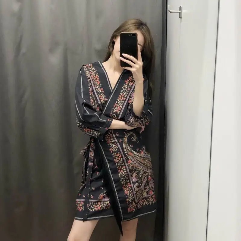 Spring 2019 New Women Vintage Dresses Tassel Paisley Prints Retro Look Modern Lady's Kimono Dress Vestidos Feminino
Spring 2019 New Women Vintage Dresses Tassel Paisley Prints Retro Look Modern Lady's Kimono Dress Vestidos Feminino