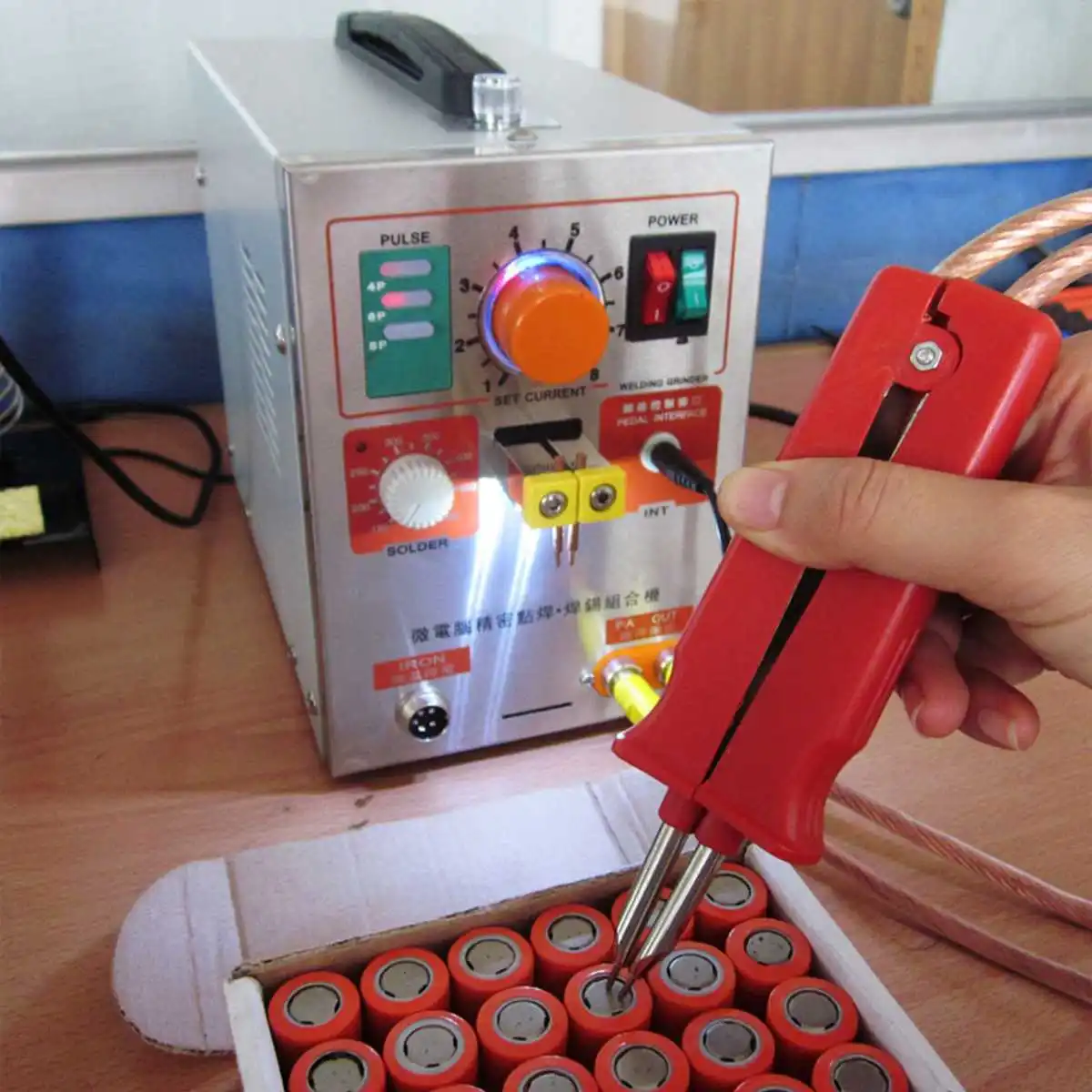 709A Battery Spot Welder Machine for 18650 Lithium-ion Battery Pulse Welding Soldering Machine 1.5 kw 220V With welding pen 
709A Battery Spot Welder Machine for 18650 Lithium-ion Battery Pulse Welding Soldering Machine 1.5 kw 220V With welding pen