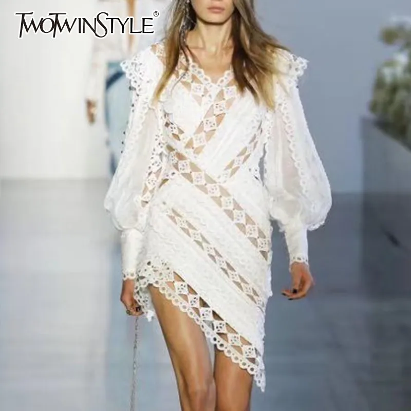TWOTWINSTYLE Patchwork Lace Dresses Female V Neck High Waist Lantern Long Sleeve Asymmetrical Party Dress Female 2019 Autumn
TWOTWINSTYLE Patchwork Lace Dresses Female V Neck High Waist Lantern Long Sleeve Asymmetrical Party Dress Female 2019 Autumn