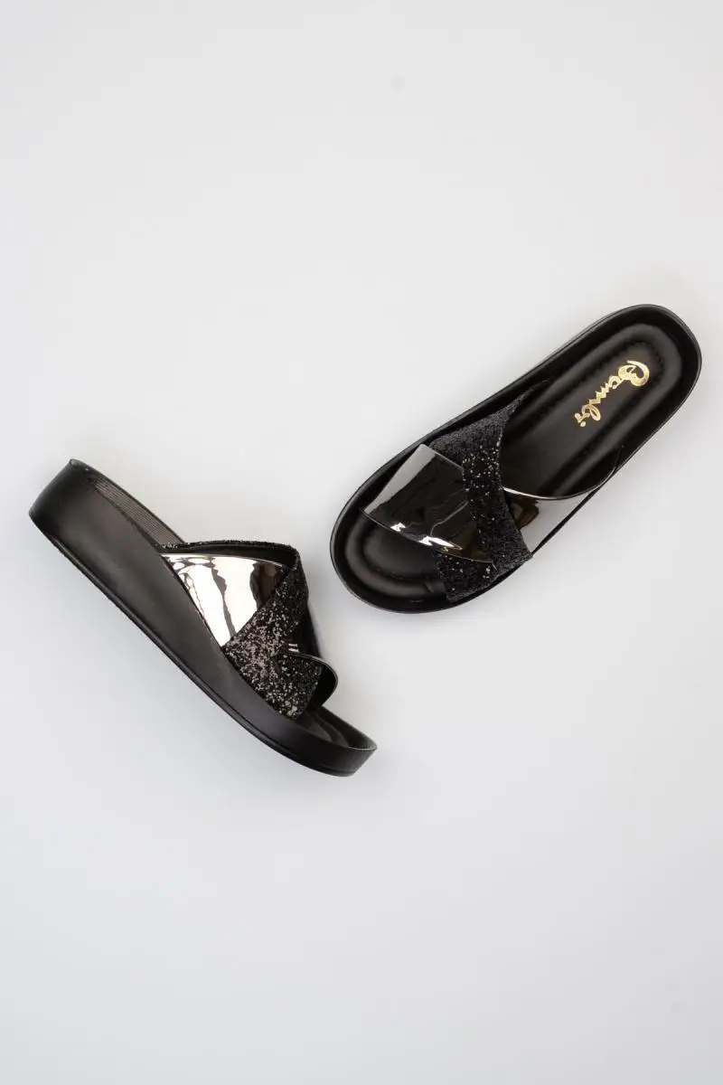 

Bambi Lead Black Female Slippers F0331240453