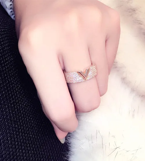 2019 Fashion V letter rings for women high quality gorgeous cubic zirconia ring party wedding ring anillos mujer
2019 Fashion V letter rings for women high quality gorgeous cubic zirconia ring party wedding ring anillos mujer