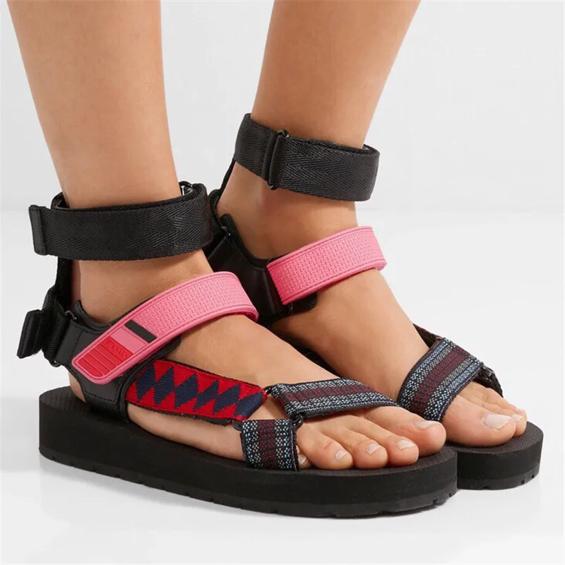 19ss Mixed Color Hook Loop Thick Bottom Summer Gladiator Sandals Open Toe Soft Flat Platform Straps Shoes Lazy Beach Woman Shoes
19ss Mixed Color Hook Loop Thick Bottom Summer Gladiator Sandals Open Toe Soft Flat Platform Straps Shoes Lazy Beach Woman Shoes