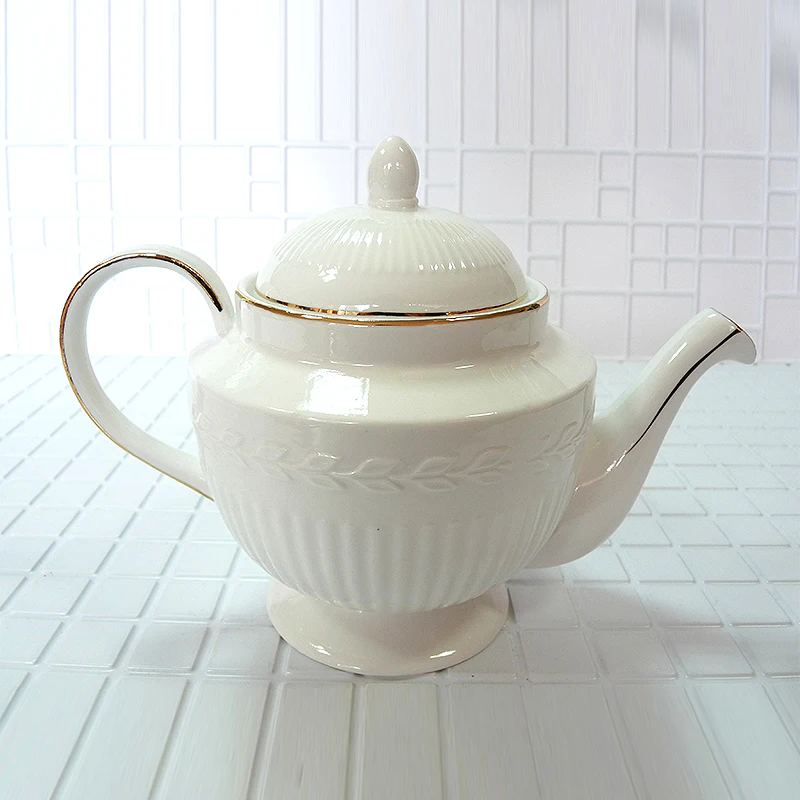 High quality bone china handmade teapot White pattern stripes 650ml Birthday Holiday Gift
High quality bone china handmade teapot White pattern stripes 650ml Birthday Holiday Gift