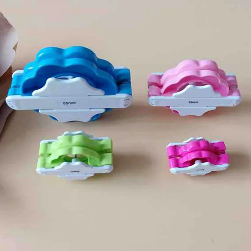 1 Sets Pompom Maker 4 Sizes Craft Knitting Tool Fluff Ball Weaver Needle Appareil Bommel DIY Needlework Set Pompom Set
1 Sets Pompom Maker 4 Sizes Craft Knitting Tool Fluff Ball Weaver Needle Appareil Bommel DIY Needlework Set Pompom Set