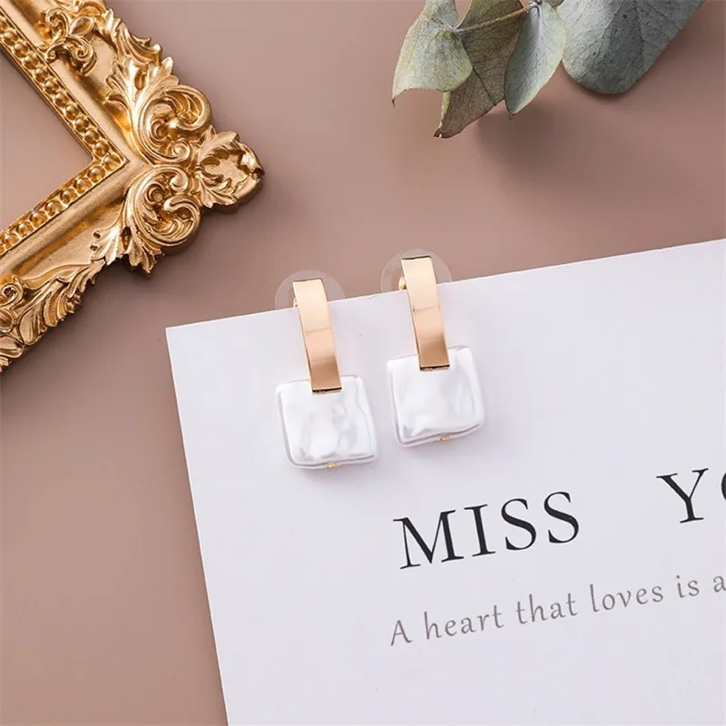 Japan Korea New Arrival Vintage Square Shell Pearl Drop Dangle Earrings For Women Gold Color Metal boucle d'oreille femme 2019
Japan Korea New Arrival Vintage Square Shell Pearl Drop Dangle Earrings For Women Gold Color Metal boucle d'oreille femme 2019