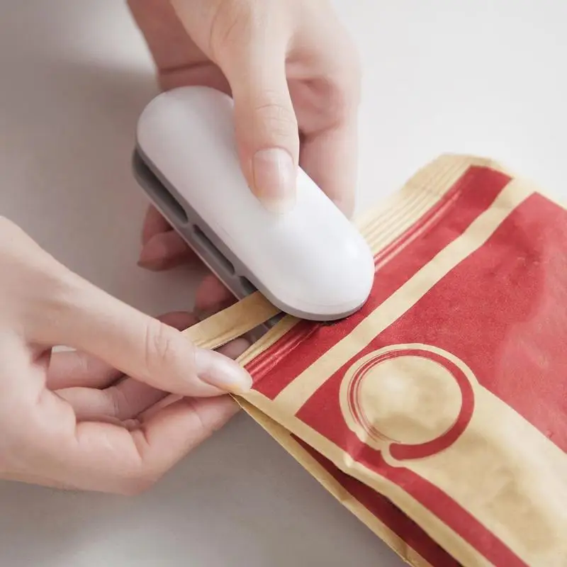 Multi-functional Mini Heat Sealing Machine for Bags Handy Heating Package Sealer Clamps for Kitchen Packing Machine for Food
Multi-functional Mini Heat Sealing Machine for Bags Handy Heating Package Sealer Clamps for Kitchen Packing Machine for Food