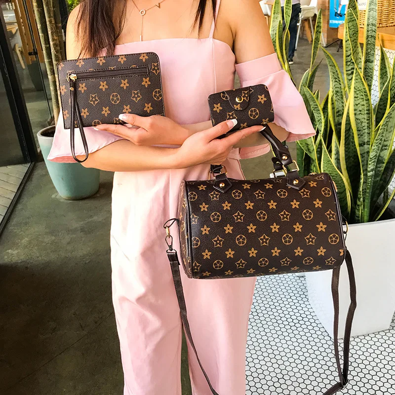 Boston Presbyopic Handbag Leisure Time Joker Three-piece composite bag Lattice Single Shoulder Messenger Woman Package
Boston Presbyopic Handbag Leisure Time Joker Three-piece composite bag Lattice Single Shoulder Messenger Woman Package