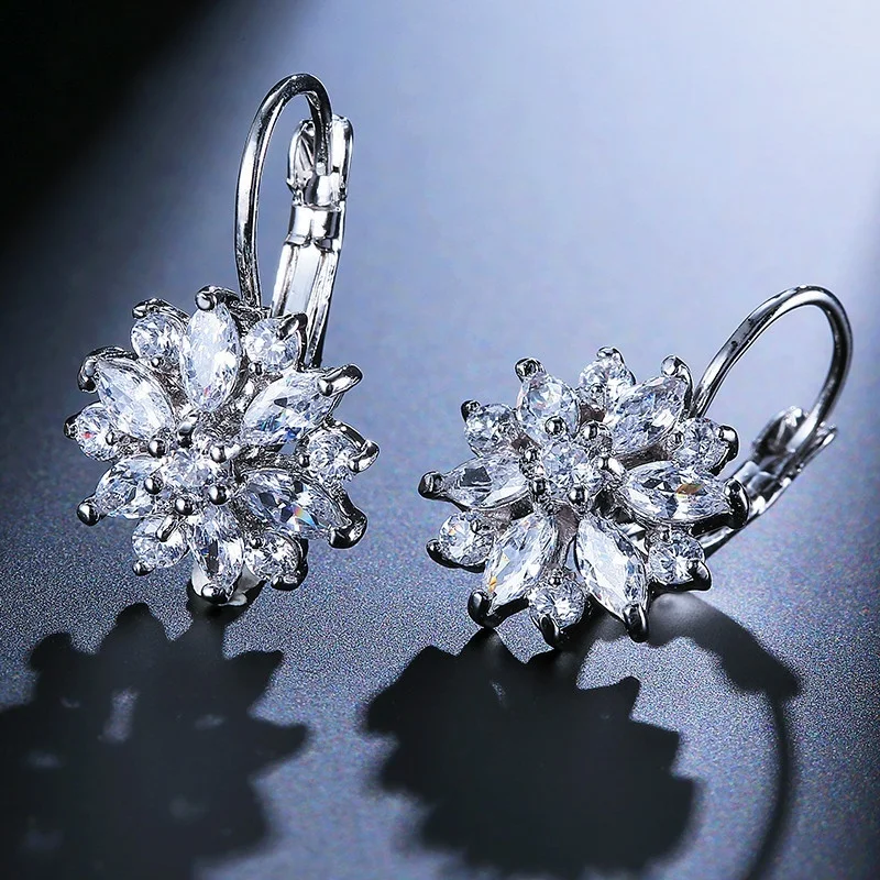 1 pair New Fashion Hoop Earrings Flower Cluster Clear Crystal Zirconia Earrings For Women Jewelry Brincos Metal Party Favor Gift
1 pair New Fashion Hoop Earrings Flower Cluster Clear Crystal Zirconia Earrings For Women Jewelry Brincos Metal Party Favor Gift
