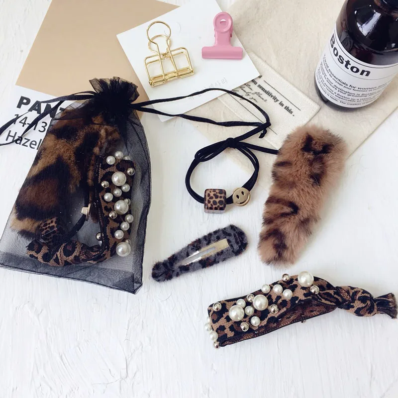 4pcs Fashion Leopard Scrunchie Hairpin Gift Bag BB Clip Beaded Elastic Rubber Band Hair Accessories for Women Ponytail Holder
4pcs Fashion Leopard Scrunchie Hairpin Gift Bag BB Clip Beaded Elastic Rubber Band Hair Accessories for Women Ponytail Holder