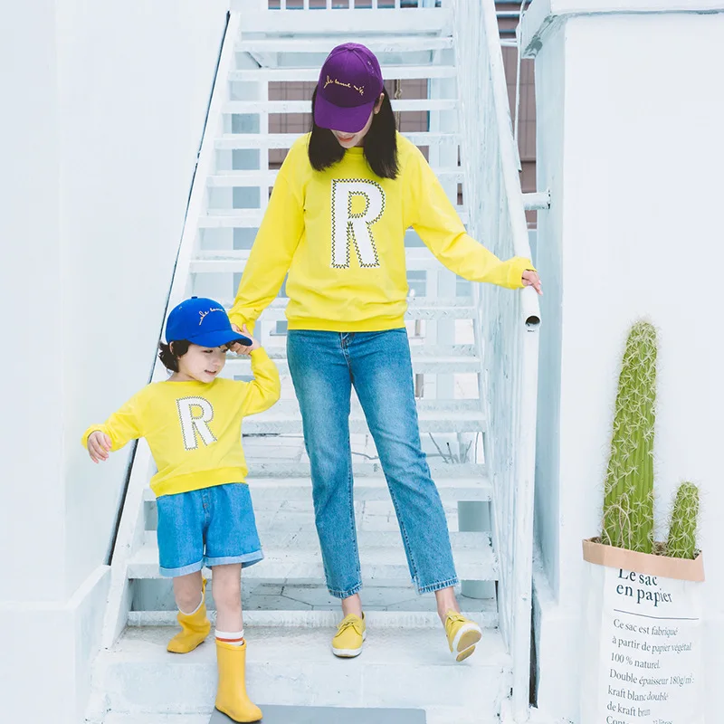 Весенне-осенняя семейная одежда, Одинаковая одежда для матери, отца, дочери, сына, семейная рубашка с буквенным принтом, модный семейный образ
Весенне-осенняя семейная одежда, Одинаковая одежда для матери, отца, дочери, сына, семейная рубашка с буквенным принтом, модный семейный образ