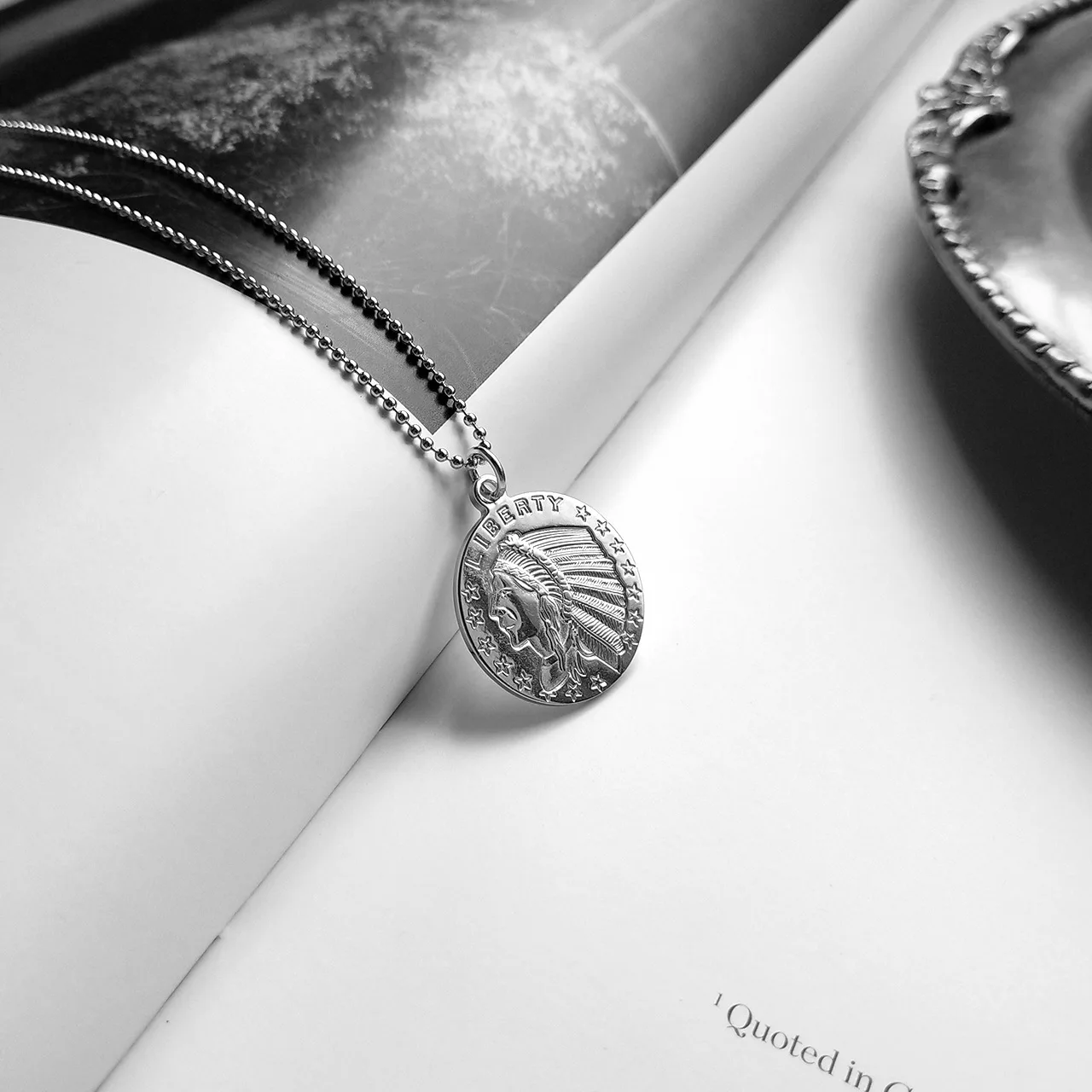 925 Sterling Silver Women Ball Chain Pendant Choker Round Platinum Medal Rome Dollar Coin Necklace For Mother Gift
925 Sterling Silver Women Ball Chain Pendant Choker Round Platinum Medal Rome Dollar Coin Necklace For Mother Gift