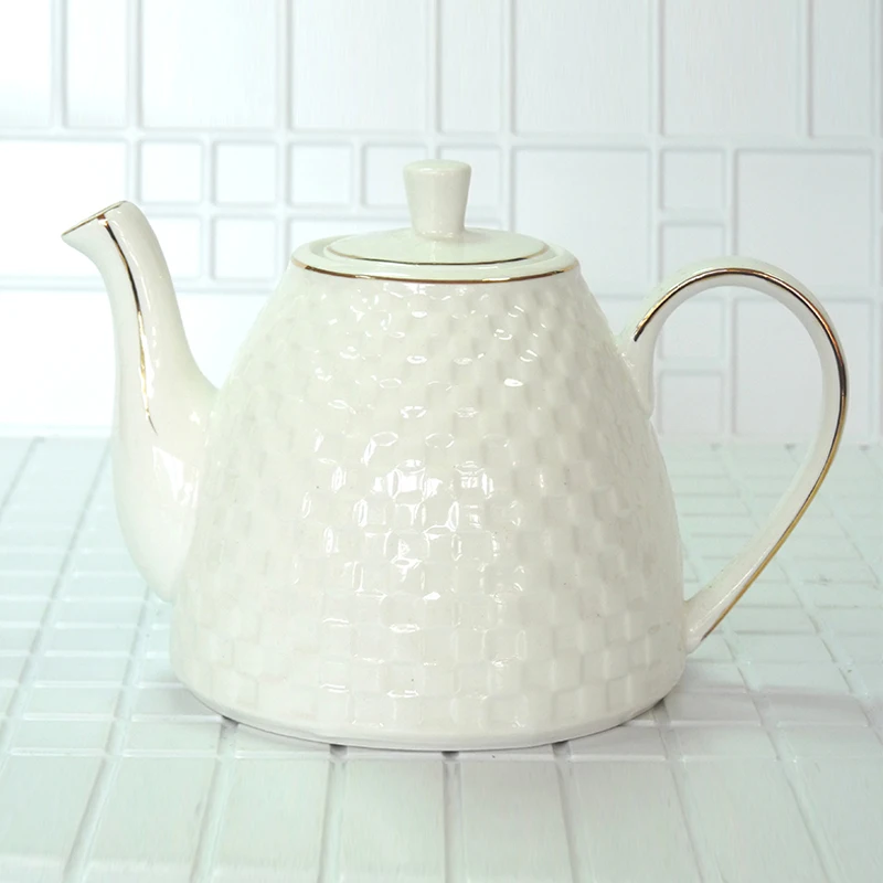 High quality bone china handmade teapot White caged gold rim 650ml Birthday Holiday Gift
High quality bone china handmade teapot White caged gold rim 650ml Birthday Holiday Gift