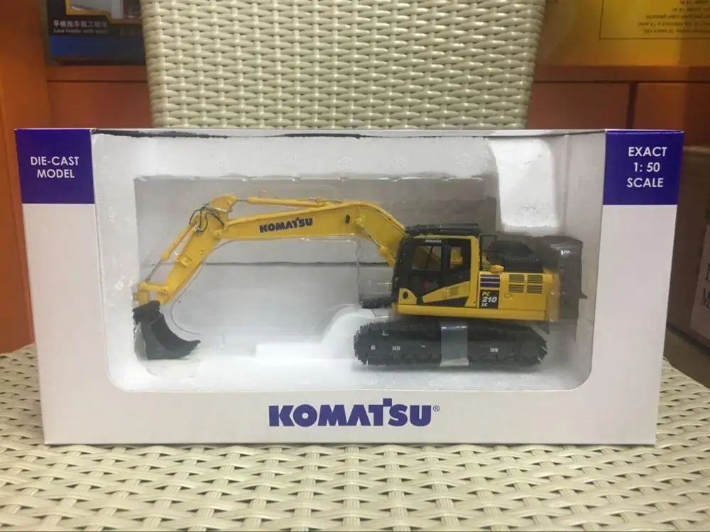 Universal Hobbies 1/50 Scale Komatsu PC210LC-11 Excavator DieCast Model UH8122
Universal Hobbies 1/50 Scale Komatsu PC210LC-11 Excavator DieCast Model UH8122