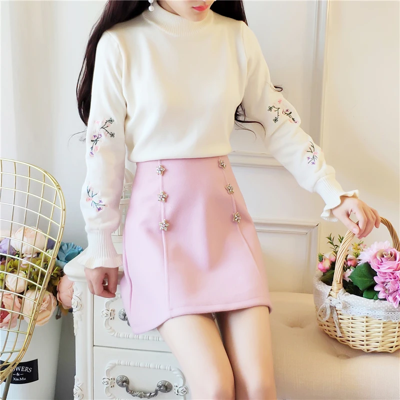 Turtleneck Embroidery Flower Knitting Pullover Sweater Skirt Suit New Winter Nail Bead Short Skirts Two Piece Outfits Students
Turtleneck Embroidery Flower Knitting Pullover Sweater Skirt Suit New Winter Nail Bead Short Skirts Two Piece Outfits Students