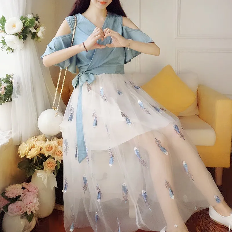 2019 Summer women suits Elegant Off Shoulder V Neck Bowknot Top+Vintage Embroidery Feathers Mesh Skirt suit two Piece set
2019 Summer women suits Elegant Off Shoulder V Neck Bowknot Top+Vintage Embroidery Feathers Mesh Skirt suit two Piece set