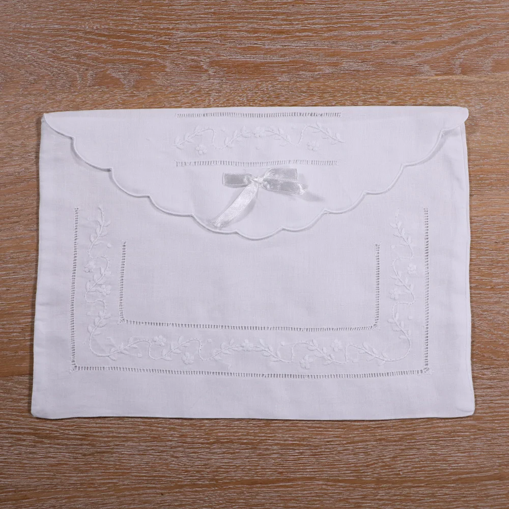 B012: White linen cotton Hand embroidery Envelope bags 1 piece 13"x10" Foldable storage bags
B012: White linen cotton Hand embroidery Envelope bags 1 piece 13"x10" Foldable storage bags