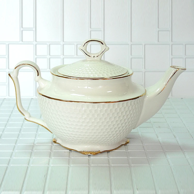 High quality bone china handmade teapot White small round pattern 650ml Birthday Holiday Gift
High quality bone china handmade teapot White small round pattern 650ml Birthday Holiday Gift