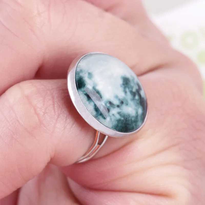 Glow In The Dark Round Ring For Women Moon Luminous Rings Vintage Fashion Ring For Men Wedding Rings For Ladies Jewelry Gifts
Glow In The Dark Round Ring For Women Moon Luminous Rings Vintage Fashion Ring For Men Wedding Rings For Ladies Jewelry Gifts
