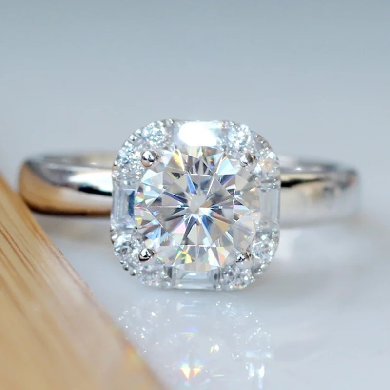 Round Cut Queen Brilliance Gorgeous Silver Luxury 1 Carat Halo Engagement Wedding Lab Grown Moissanite Rh Ring Size 6-10
Round Cut Queen Brilliance Gorgeous Silver Luxury 1 Carat Halo Engagement Wedding Lab Grown Moissanite Rh Ring Size 6-10