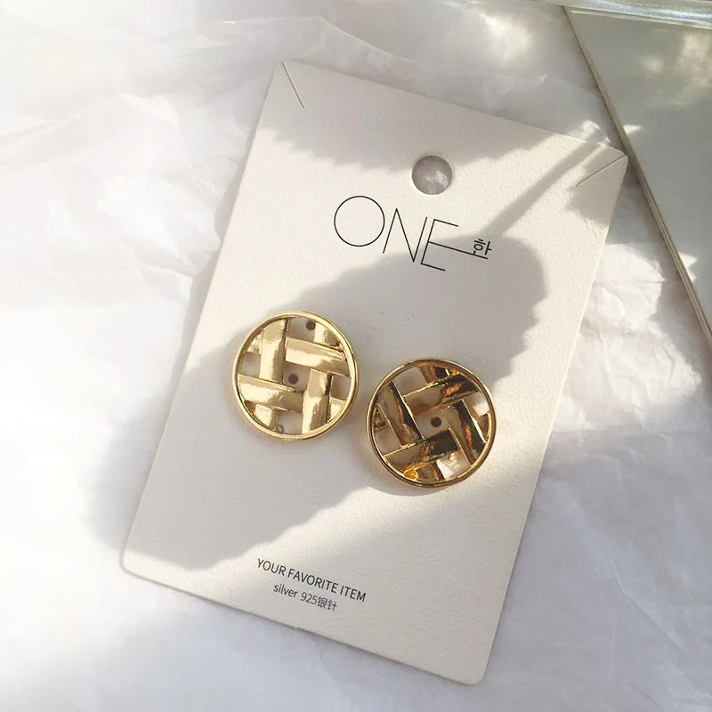 JCYMONG Simple Gold Silver Color Button Shape Stud Earrings Vintage Small Stud Earrings For Women 2019 Fashion Jewelry Gift
JCYMONG Simple Gold Silver Color Button Shape Stud Earrings Vintage Small Stud Earrings For Women 2019 Fashion Jewelry Gift