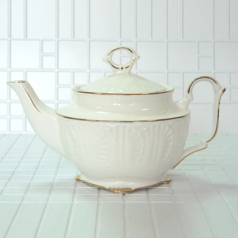 High quality bone china handmade teapot White round petal pattern 650ml Birthday Holiday Gift
High quality bone china handmade teapot White round petal pattern 650ml Birthday Holiday Gift