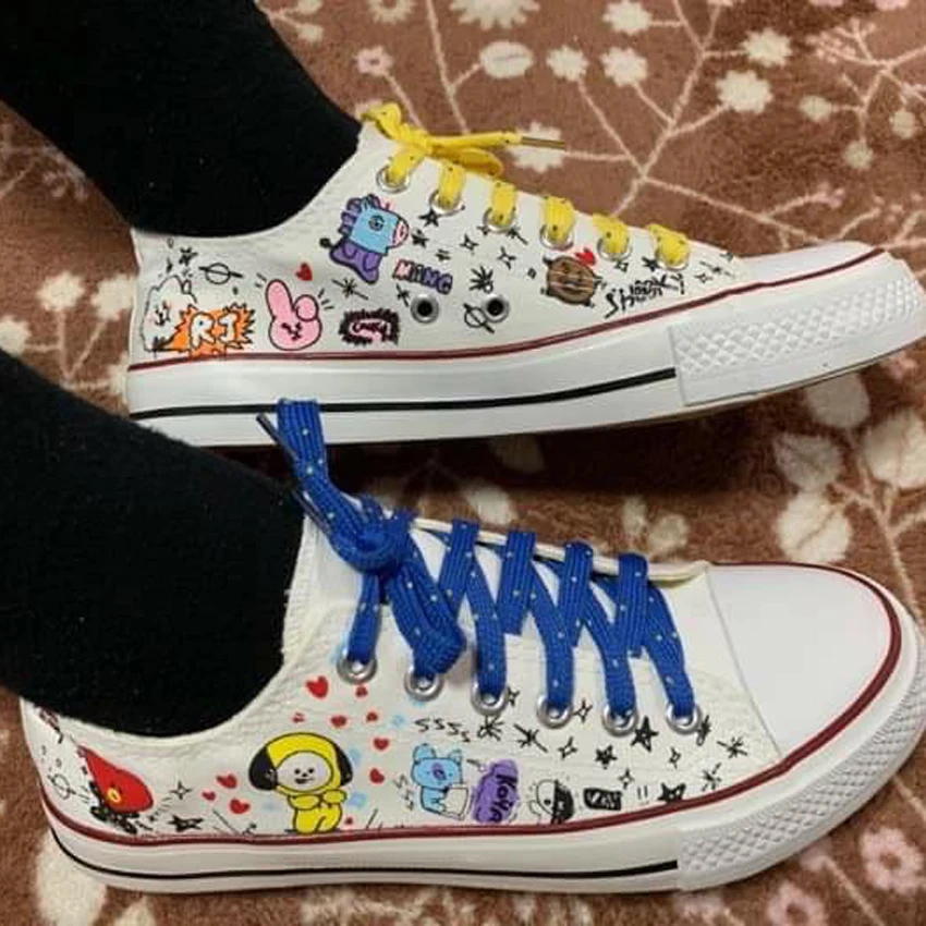 KPOP Star BTS Bangtan Boys BT21 Love Yourself Canvas Shoes for Woman JUNG KOOK JIMIN Fans Support Casual Cartoon Shoes Flats
KPOP Star BTS Bangtan Boys BT21 Love Yourself Canvas Shoes for Woman JUNG KOOK JIMIN Fans Support Casual Cartoon Shoes Flats