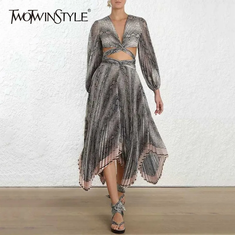 TWOTWINSTYLE Print Two Piece Sets Female V Neck Waist Cross Backless Crop Tops High Waist Pleated Skirts Womens Suits 2019 New
TWOTWINSTYLE Print Two Piece Sets Female V Neck Waist Cross Backless Crop Tops High Waist Pleated Skirts Womens Suits 2019 New