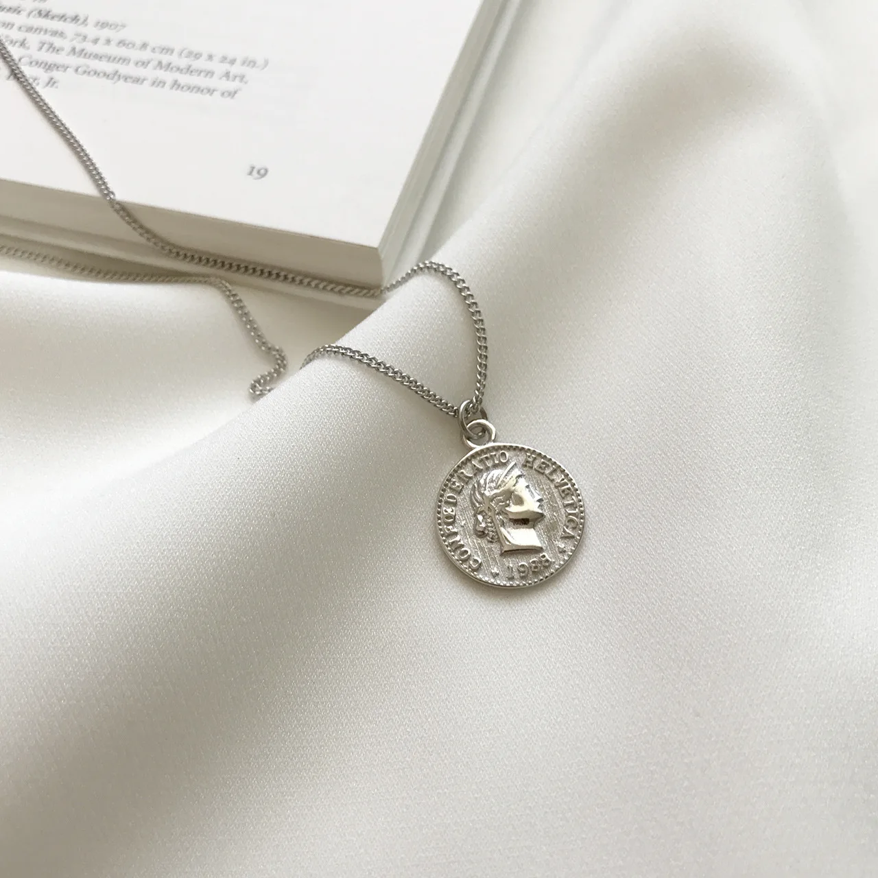 Dollar Round Coin Pendant Necklace Design Korean Necklace for Women SHORT Chain Pendant Necklace Gift Ethnic Bohemian
Dollar Round Coin Pendant Necklace Design Korean Necklace for Women SHORT Chain Pendant Necklace Gift Ethnic Bohemian