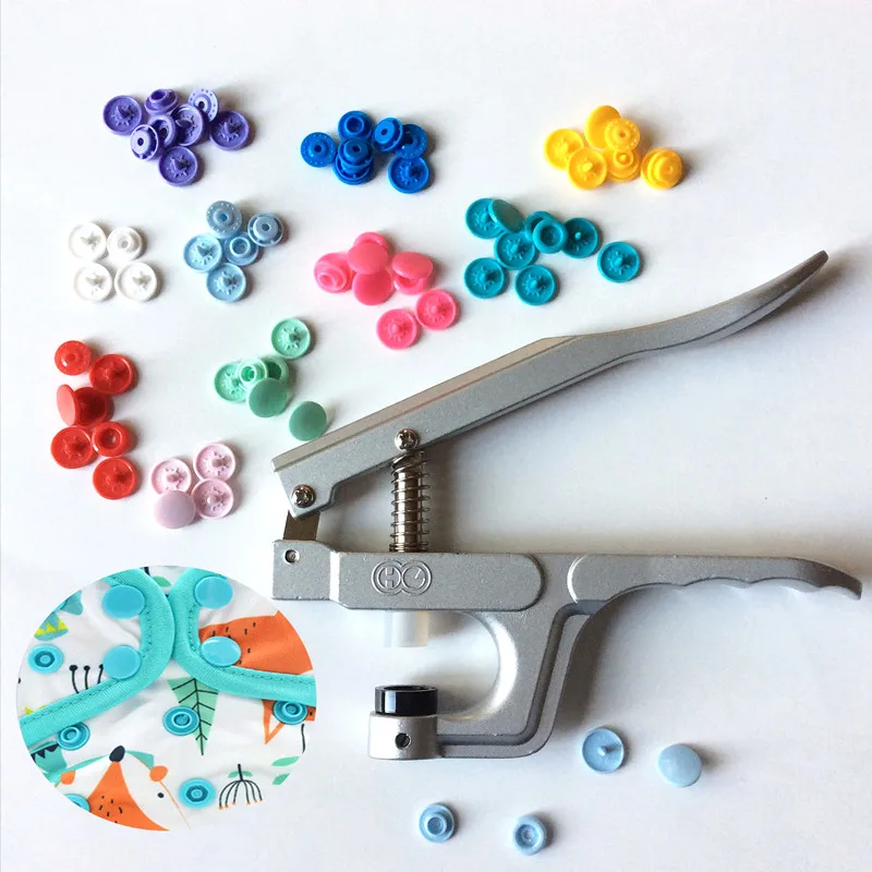 U Shape Fastener Snap Pliers KAM Button+150 set T5 Plastic Resin Press Stud Cloth Button U Shape Press Machine Sewing Tools
U Shape Fastener Snap Pliers KAM Button+150 set T5 Plastic Resin Press Stud Cloth Button U Shape Press Machine Sewing Tools